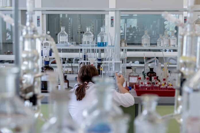 laboratory-2815640_1920-696x464-1