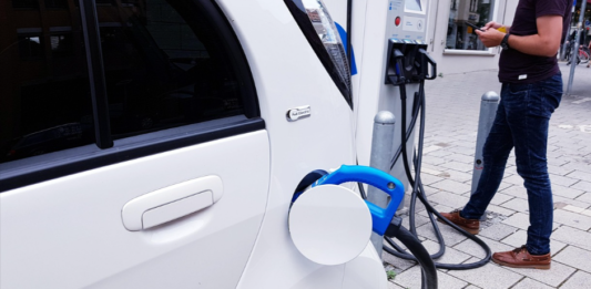 Las áreas de servicio de la autopista en Arrasate, Eskoriatza y Hernani dispondrán de puntos de carga eléctrica rápida en 2027