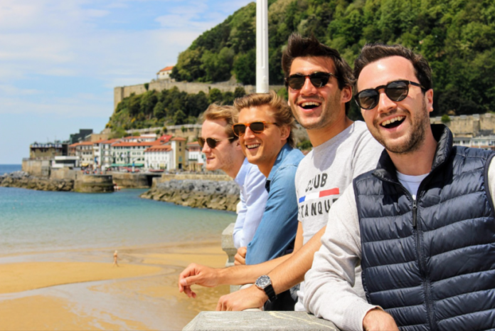 turistas-turismo-donostia-696x465-1